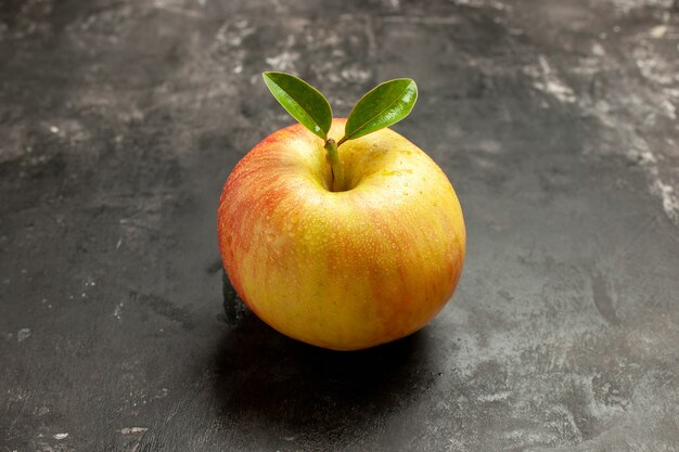 Vorderansicht frischer Apfel auf der dunklen Frucht reifen Vitaminbaum-Mellow-Saft-Fotofarbe