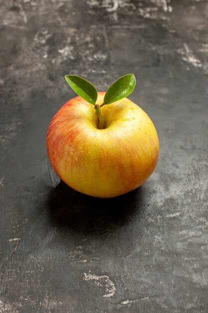 Vorderansicht frischer Apfel auf der dunklen Frucht reifen Vitaminbaum-Mellow-Saft-Fotofarbe