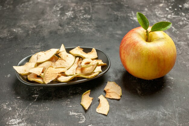 Vorderansicht frischer Apfel mit getrocknetem Apfel auf dunkler Frucht reife Vitaminbaum-mellow-Saftfotofarbe