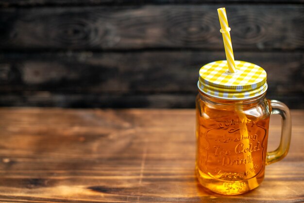 Vorderansicht frischer Apfelsaft in der Dose mit Strohhalm auf dunklem Cocktailgetränk Fotofarbe fruchtfreier Raum