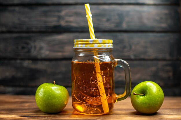 Vorderansicht frischer Apfelsaft in der Dose mit Strohhalm auf dunklen Cocktail-Fruchtgetränk-Fotofarben