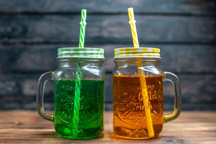 Kostenlose Foto vorderansicht frischer apfelsaft in dosen auf der dunklen fruchtgetränk-foto-cocktailbar-farbe
