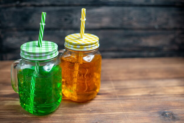 Vorderansicht frischer Apfelsaft in Dosen auf dunkler Fruchtgetränk-Fotoleistenfarbe