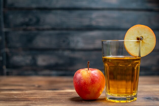 Vorderansicht frischer Apfelsaft mit frischen Äpfeln auf dunkler Farbe trinken Fotococktailfrucht