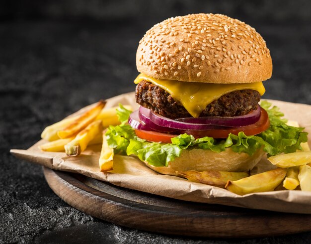 Vorderansicht frischer Burger und Pommes auf Teller