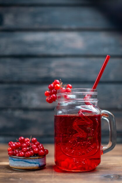 Vorderansicht frischer Cranberry-Saft im Inneren kann auf der dunklen Bar Fruchtfoto-Cocktail-Farbgetränk Beere