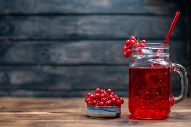 Vorderansicht frischer Cranberrysaft im Inneren kann auf dunklem Schreibtisch Bar Fruchtfoto Cocktail Farbe Getränk Beere