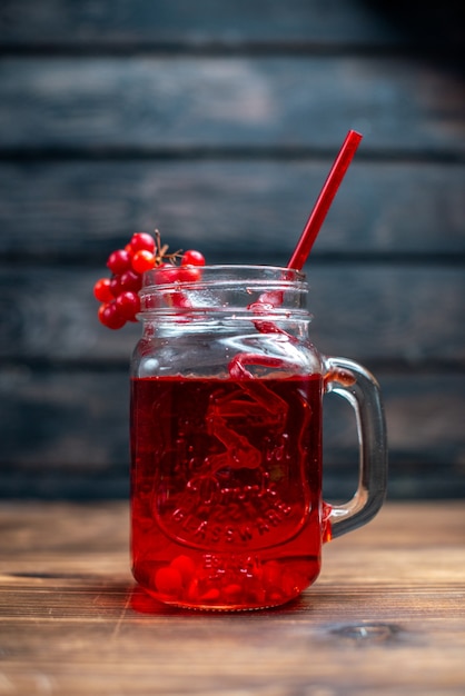 Vorderansicht frischer Cranberrysaft in der Dose auf dunkler Bar Fruchtgetränk Fotococktailfarbe