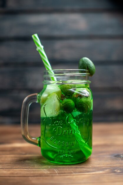 Vorderansicht frischer Feijoa-Saft in der Dose mit Strohhalm auf dunkler Bar-Fruchtfoto-Cocktailfarben trinken Beere