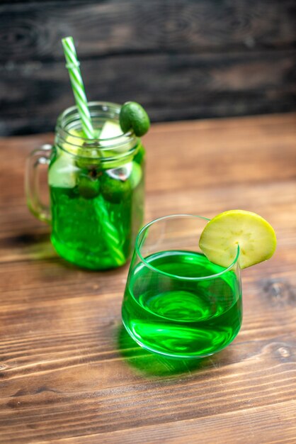 Vorderansicht frischer Feijoa-Saft in der Dose und im Glas auf dem dunklen Bar-Fruchtcocktail-Farbfoto