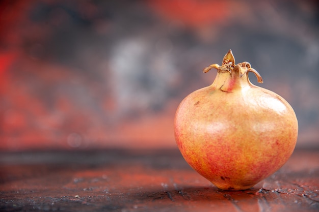 Kostenloses Foto vorderansicht frischer granatapfel