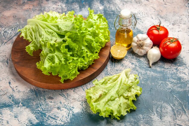 Vorderansicht frischer grüner salat mit knoblauch auf hellblauem hintergrund farbfoto reife mahlzeit salat