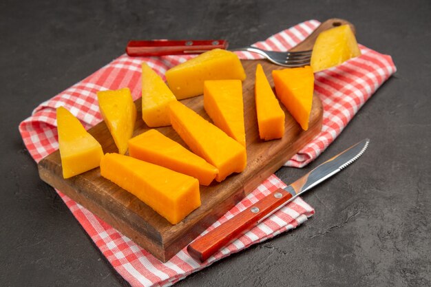 Vorderansicht frischer Käse in Scheiben geschnitten auf dunkelgrauem Essen Foto Frühstück Cips Farbe Lebensmittel