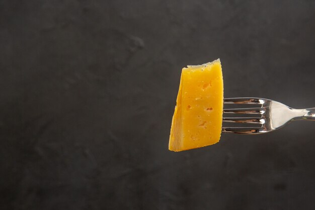 Vorderansicht frischer Käse in Scheiben geschnitten auf Gabel dunkler Snack Farbfoto Frühstück knusprig