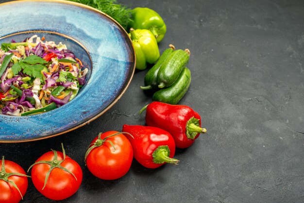 Vorderansicht frischer Kohlsalat mit Grüns und Gemüse auf dunklem Hintergrund Gesundheit Salat Essen reif