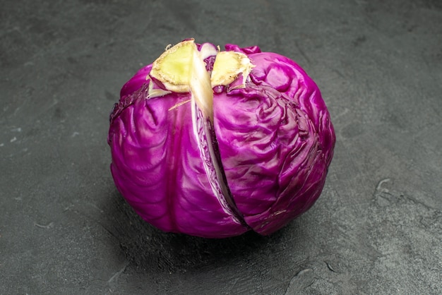 Vorderansicht frischer Rotkohl halb geschnitten auf dem dunklen Tisch reife Nahrungsmittelsalatgesundheitsdiät