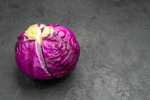 Vorderansicht frischer Rotkohl halb geschnitten auf dunklem Schreibtisch reifen Nahrungsmittelsalatgesundheitsdiät