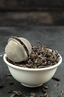 Vorderansicht frischer schwarzer tee auf dunklem hintergrund eierfrühstück pflanzennahrungsmahlzeit