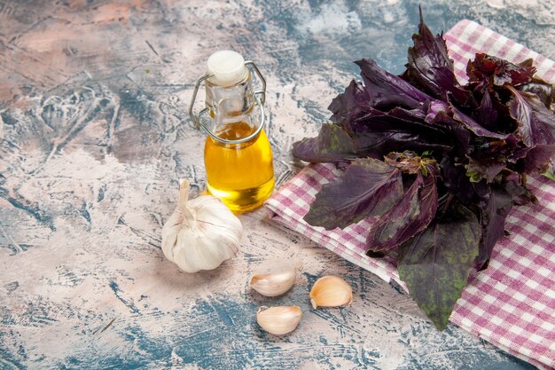 Vorderansicht frisches Basilikum mit Öl und Knoblauch auf hellem Hintergrund Salatfarbe reife Fotomahlzeit