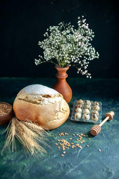 Vorderansicht frisches brot mit eiern auf dunkelblauem frühstückskuchen kuchen tee zucker keks teig backen brötchen