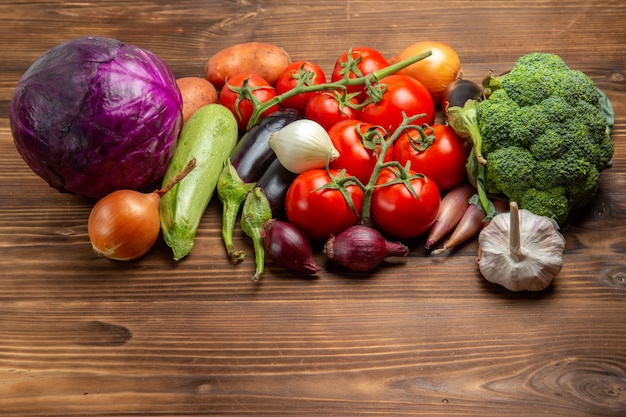 Vorderansicht frisches Gemüse Zusammensetzung auf Holz Schreibtisch frische reife Salat Farbe Gesundheit