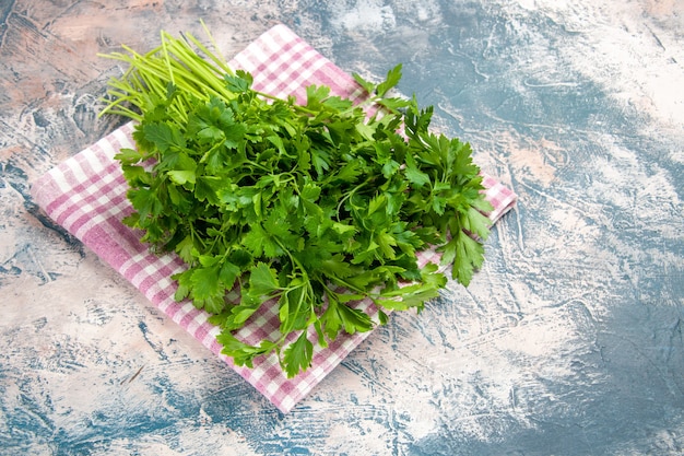 Kostenloses Foto vorderansicht frisches grün auf hellem hintergrund salatfarbfoto reife mahlzeit