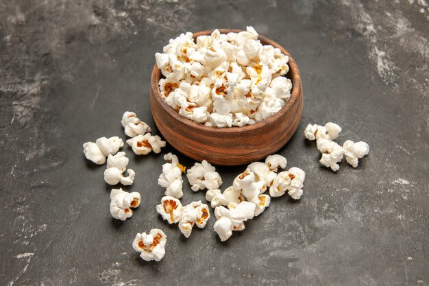 Vorderansicht frisches Popcorn auf dunklem Hintergrund Snack Farbe Cips Dunkelheit Mais Film