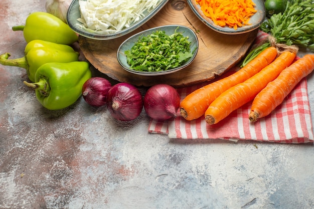 Vorderansicht Frischgemüse Zusammensetzung in Scheiben geschnitten und ganzes Gemüse auf weißem Hintergrund reifen gesunden Leben Diät Mahlzeit Salat