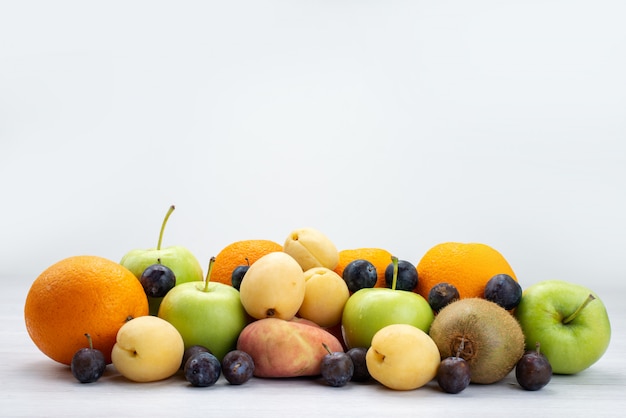 Vorderansicht Fruchtzusammensetzung Orangen Äpfel Pflaumen auf weißen Früchten fres sauren süßen Baum