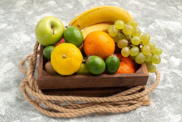 Vorderansicht Fruchtzusammensetzung Trauben Mandarinen und Feijoa auf weißem Hintergrund reifes Fruchtvitamin mild frisch