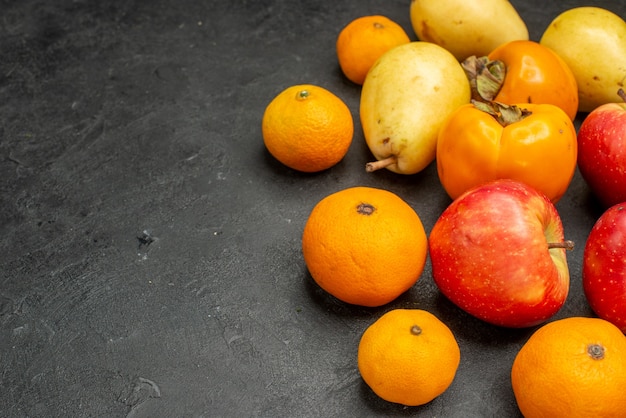 Vorderansicht Früchte Zusammensetzung Birnen Mandarinen und Äpfel auf grauem Hintergrund Geschmack Obst Vitamin Farbfoto Apfelbaum freier Platz