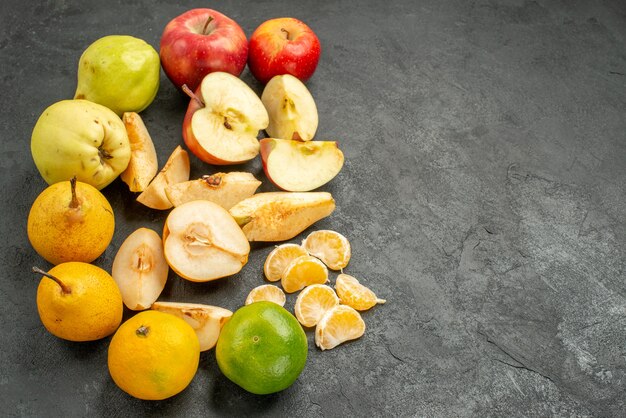 Vorderansicht Früchte Zusammensetzung frische auf dunklem Tisch milde frische reife viele Farben