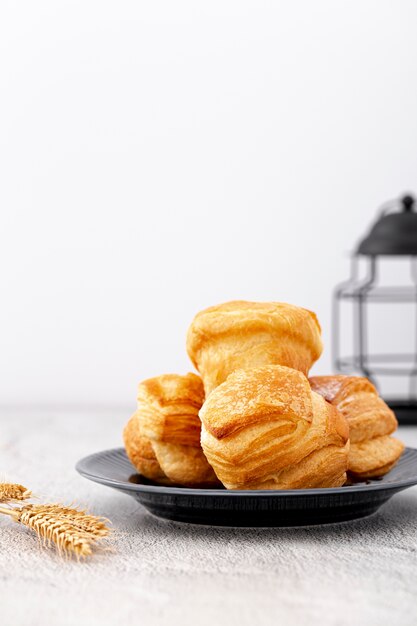 Vorderansicht gebackene Brotbrötchen auf Platte