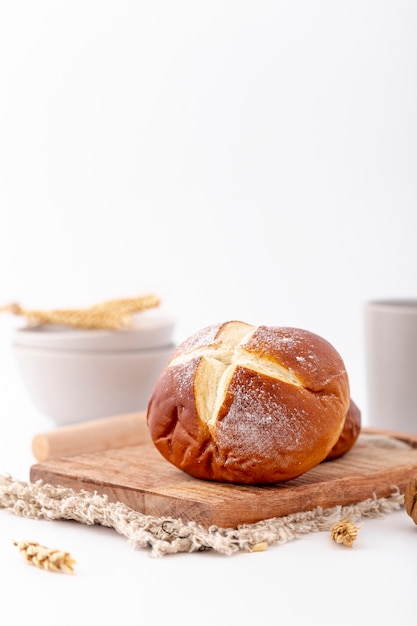 Kostenloses Foto vorderansicht gebackenes brot auf holzbrett