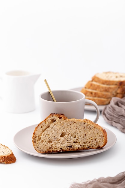 Vorderansicht gebackenes Brot und Tasse Kaffee