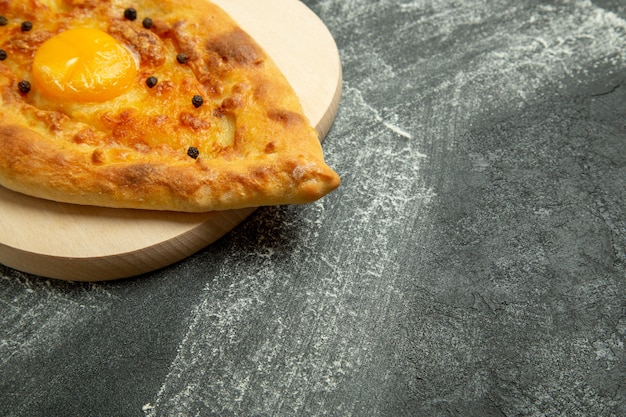 Vorderansicht gebackenes Eierbrot köstliches Teigbrötchen auf dem dunklen Raum