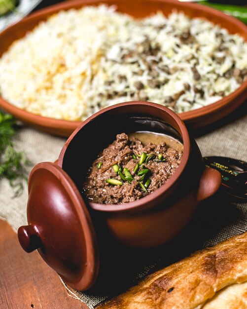 Vorderansicht gebackenes Fleisch mit Zwiebeln in einem Topf mit gekochtem Reis