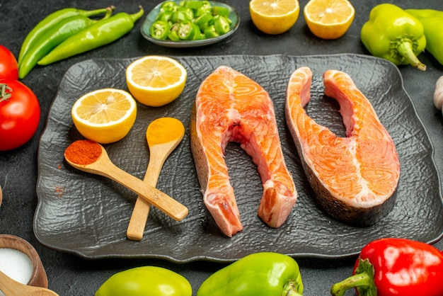 Vorderansicht gebratene Fleischscheiben mit frischem Gemüse auf dem dunklen Hintergrund Rippenfarbe Mahlzeit Gericht Salat Essen Grill