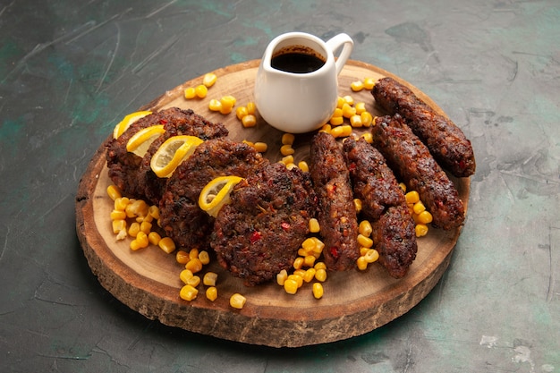 Vorderansicht gebratene leckere Schnitzel mit Hühneraugen auf dunkelgrüner Oberfläche