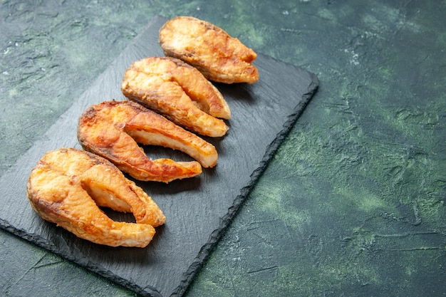 Vorderansicht gebratener Fisch auf dunklem Hintergrundgericht Essenssalat Braten Fleisch Seepfeffer kochen Mahlzeit Meeresfrüchte