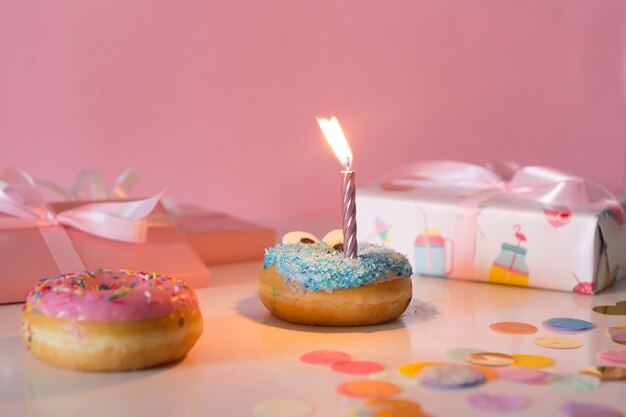 Vorderansicht Geburtstag Donut mit brennender Kerze