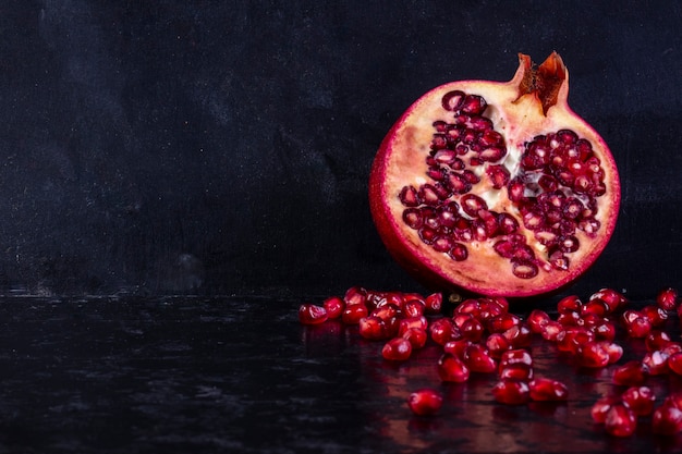 Vorderansicht gehackter Granatapfel auf einem schwarzen Hintergrund