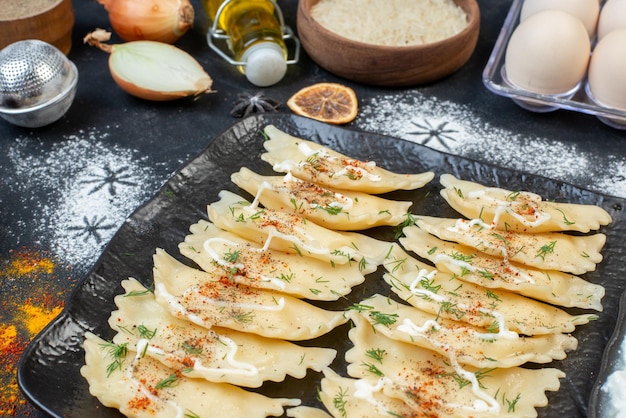 Kostenloses Foto vorderansicht gekochte fleischknödel mit verschiedenen zutaten auf dunklem hintergrund gemüsegericht mahlzeit farbe teig abendessen kochen backen küche