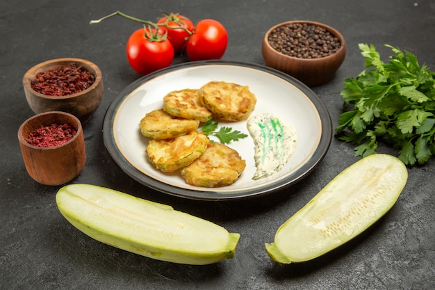 Vorderansicht gekochte Kürbismahlzeit mit grünen frischen Tomaten und Grüns auf grauem Raum