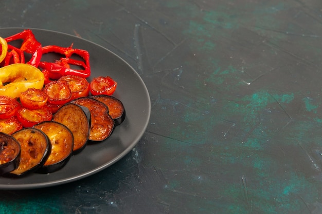 Vorderansicht gekochte Paprika mit Auberginen auf grünem Schreibtisch