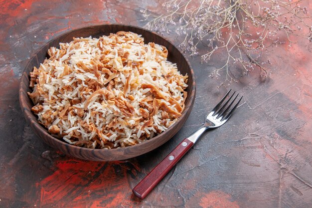 Vorderansicht gekochter Reis mit Teigscheiben auf dunklem Boden Fotoschale Mahlzeit dunkles Essen