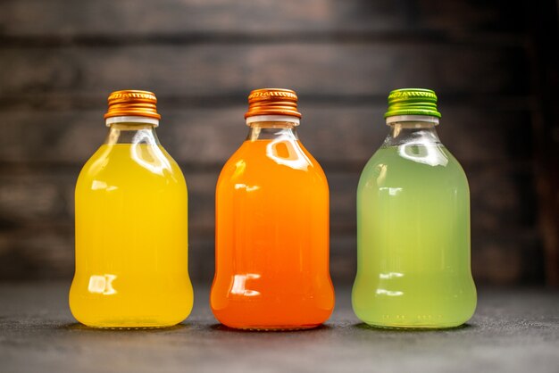 Vorderansicht gelb-orange und grüner Saft in Flaschen