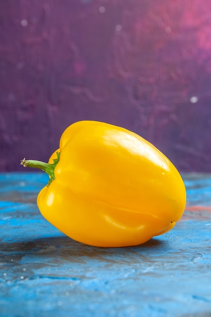 Vorderansicht gelbe Paprika auf dem blau-rosa Tisch