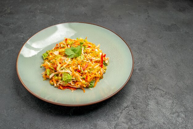 Vorderansicht Gemüse-Hühner-Salat im Teller auf grauem Tisch Gesundheit Salat Diät-Essen