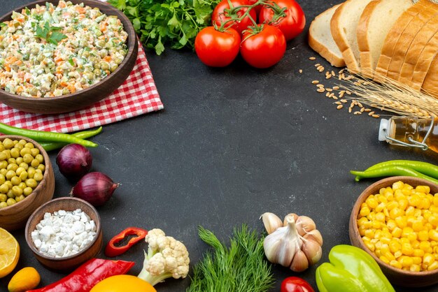 Vorderansicht Gemüsesalat mit frischem Gemüse und Grüns auf dunklem Hintergrund Salat Gesundheit Fleisch reife Mahlzeit Urlaub Essen
